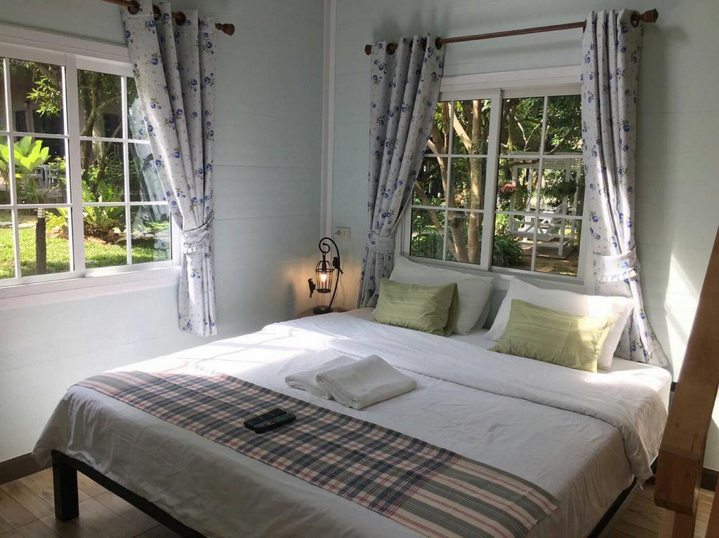 Hotel Baan Pong Tara Suan Phueng Exteriér fotografie