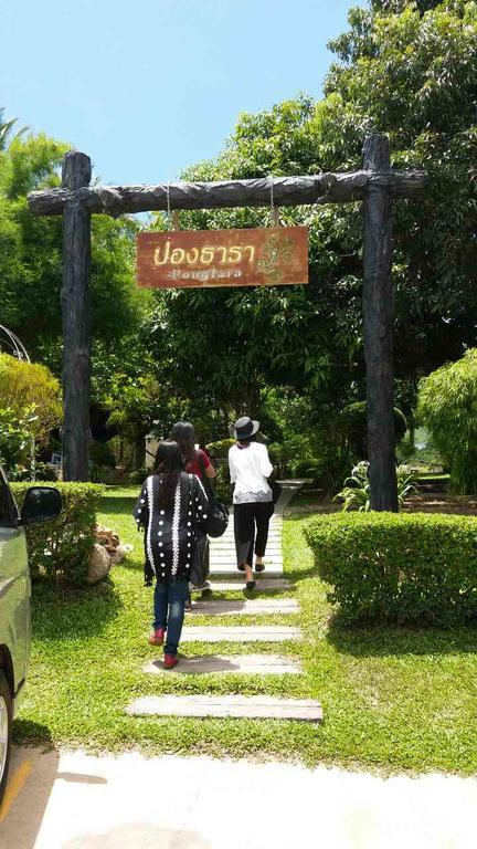 Hotel Baan Pong Tara Suan Phueng Exteriér fotografie