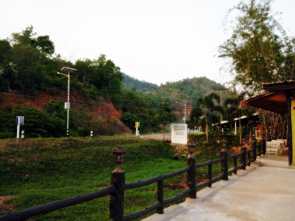 Hotel Baan Pong Tara Suan Phueng Exteriér fotografie